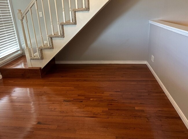 Building Photo - Beautiful 2+ Bedroom, 4 Level Townhome Wit...
