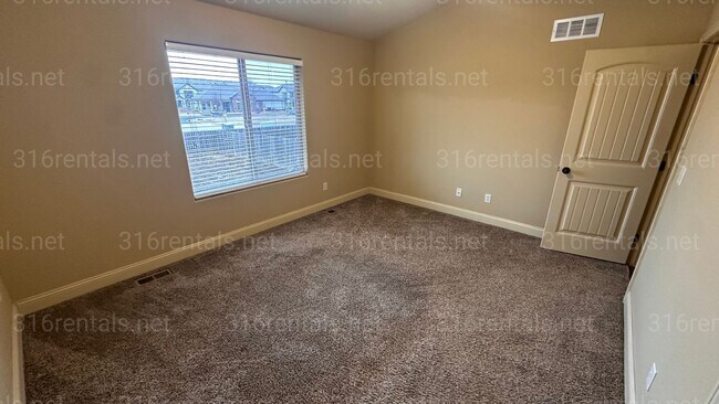 Building Photo - $1,850 - 4 bedroom / 3 bathrooms - Beautiful and Large Home! *COMING SOON*