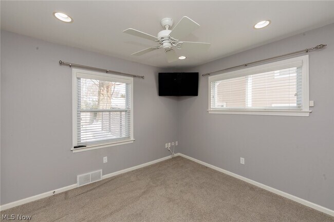 Building Photo - 23915 Glenhill Dr