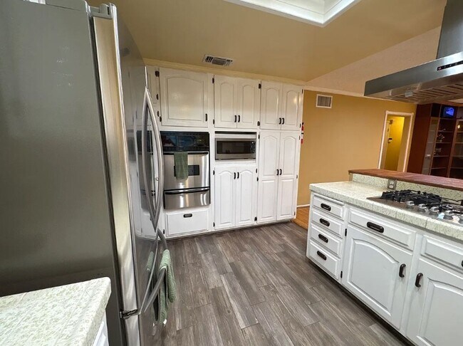 Building Photo - Beautiful 3 Bedroom 2 Bathroom House in Granda Hills