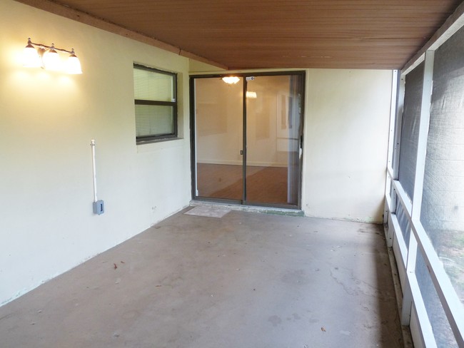 Large Screened Patio - 1510 Oriole St