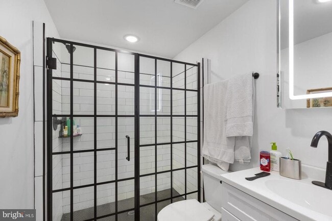 Building Photo - 212 Catharine St