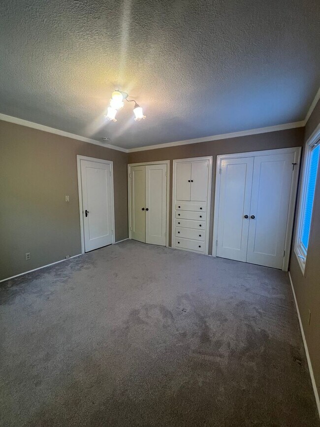 Building Photo - 3- Bedroom 2.5-Bathroom Gardening paradise...