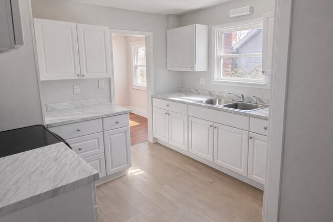 Building Photo - Cute Two Bedroom Home