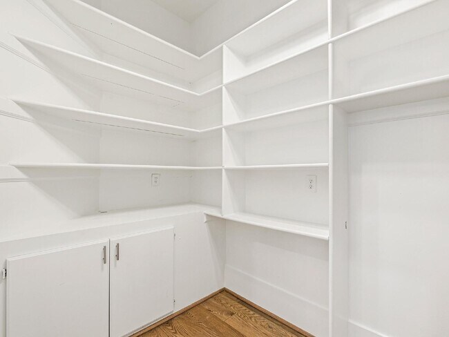 Building Photo - Beautifully built, renovated home boasts 5 BD, 5 BT, providing ample space for a growing family a...