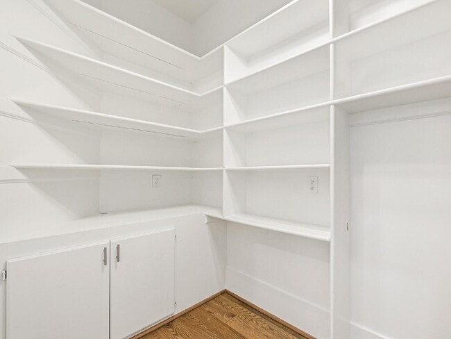 Building Photo - Beautifully built, renovated home boasts 5...