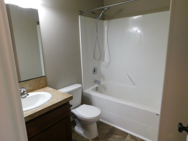 Building Photo - 4Bd/2.5Ba Two Story House - Available to View!