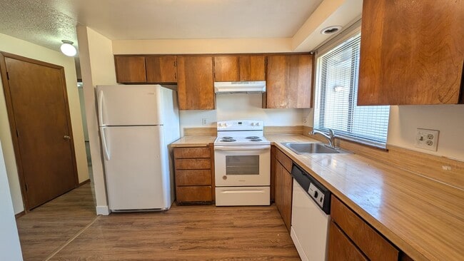 Building Photo - 2 bedroom 1 bath duplex