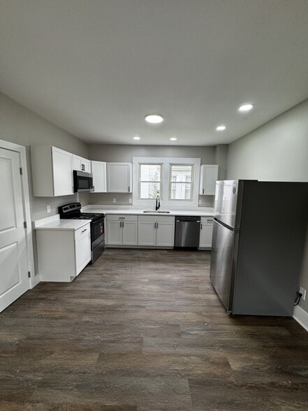 Building Photo - 409 N Elm St