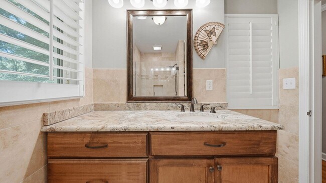 Building Photo - Charming Signal Mountain Home