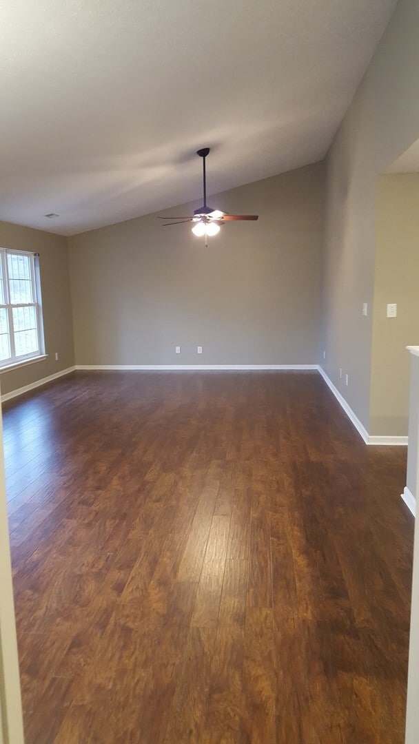 Building Photo - 3 bed, 2 bath Home with GARAGE!