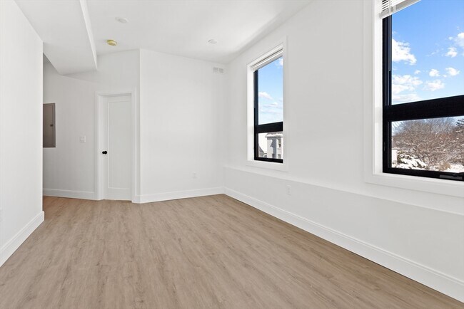 Building Photo - 1137 Washington St