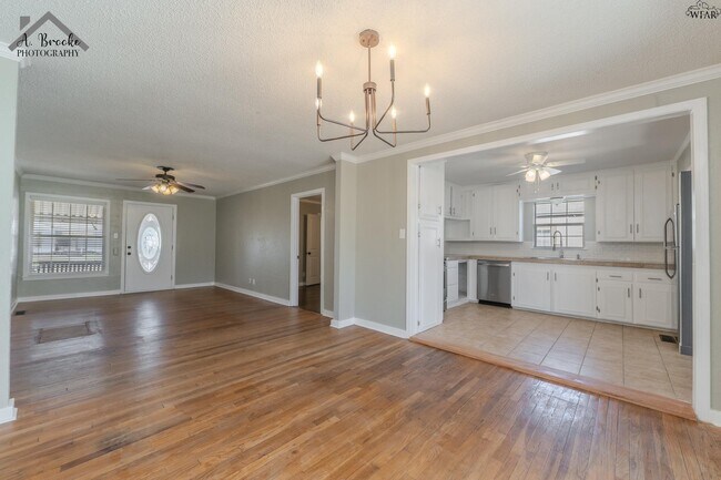 Building Photo - 3121 Sherwood Ln