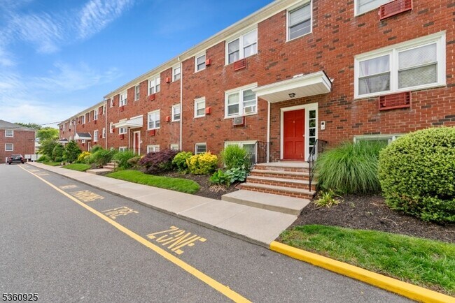 Building Photo - 482 Joralemon St