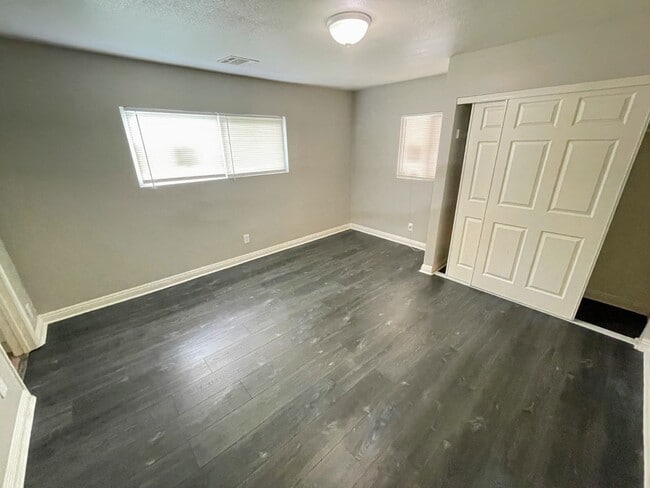 Building Photo - 156 E Marshall Blvd