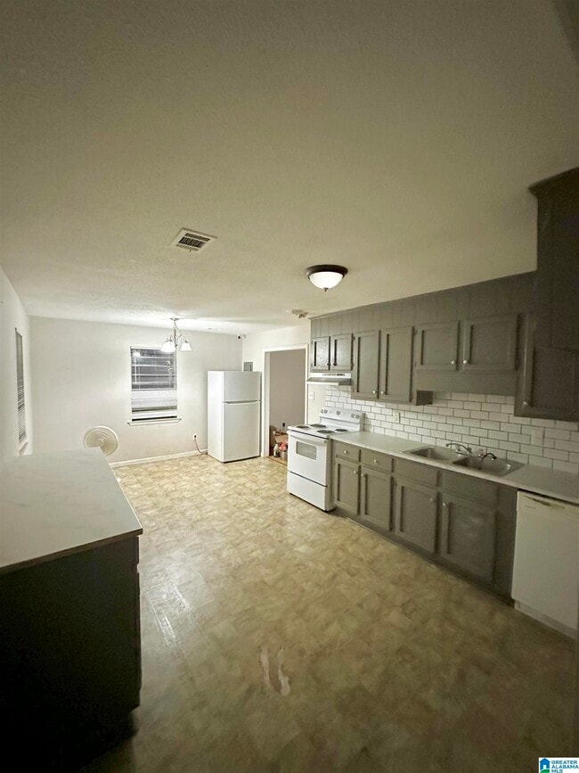 Building Photo - 678 Cummins Ave