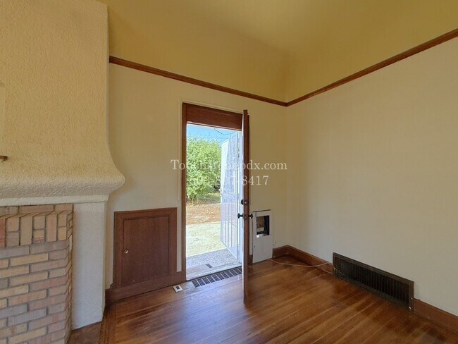 Building Photo - MOVE IN SPECIAL! ONE MONTH FREE! Timeless SE Portland 3 Bed Home w/Backyard, Hardwood Floors, & B...