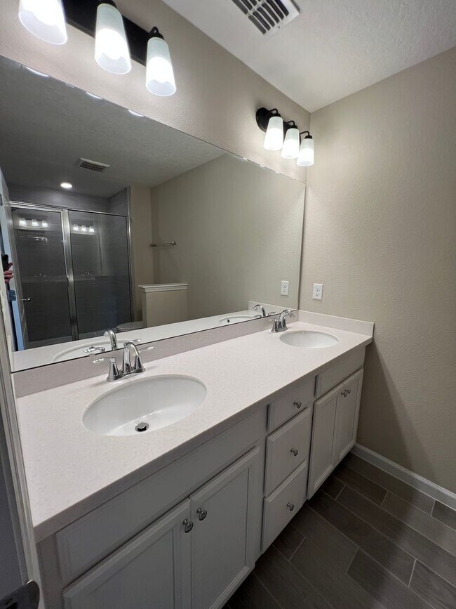 Building Photo - Newer Home just Minutes from Beach and May...