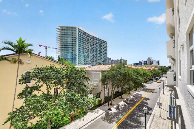 Building Photo - 403 S Sapodilla Ave
