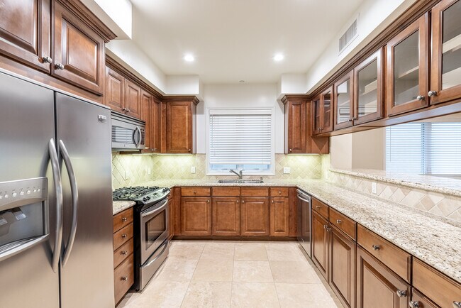 Building Photo - 2347 Fox Hills Dr