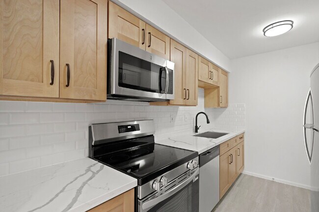 Building Photo - "Charming 3-Bed Townhouse Oasis with 2.5 B...