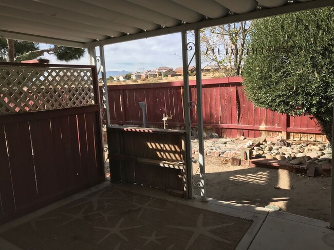 Building Photo - 3 BEDROOM, 2 BATH VICTORVILLE HOME. COMMUT...