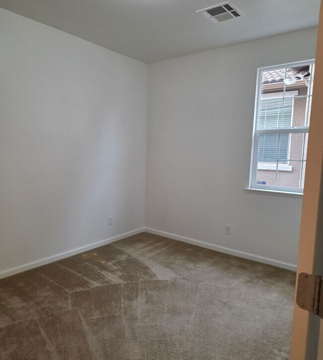 Building Photo - Beautiful townhouse in South Reno