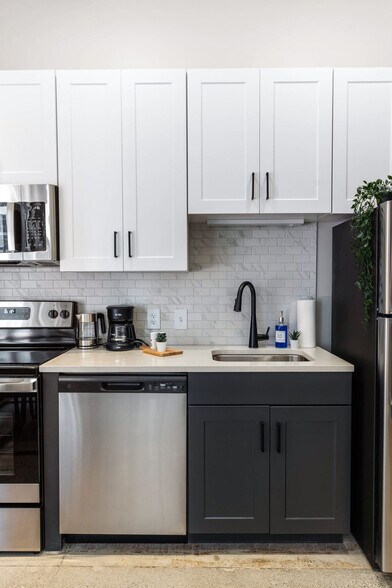 Building Photo - 205 W 4th St