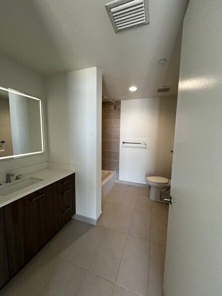 Building Photo - 208 NE 35th Ter