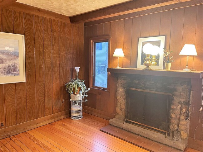 Building Photo - 2 Plus Bedroom in Williams Bay