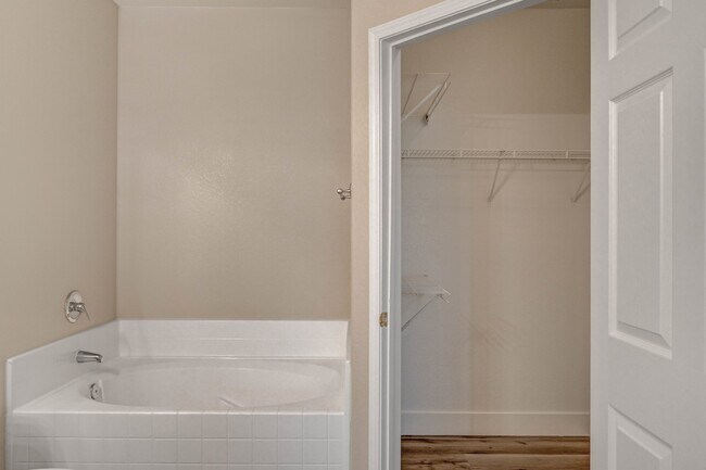 Building Photo - 10550 W Alexander Rd