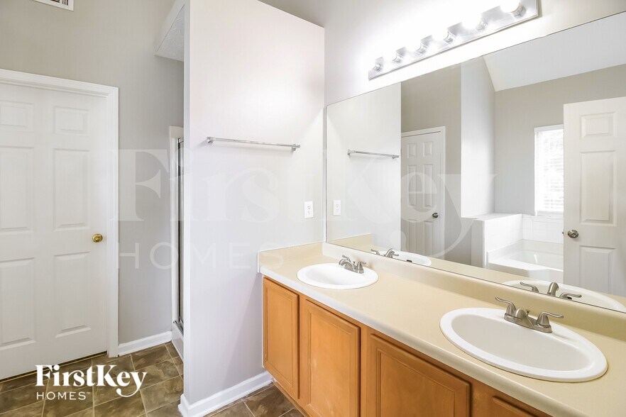 Building Photo - 15 Dairyland Dr