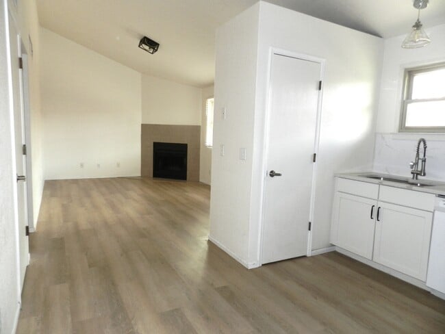 Building Photo - 2510 E Eastland St