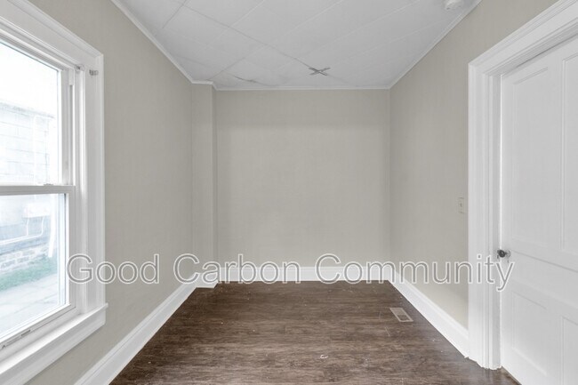 Building Photo - 331 Schenck St