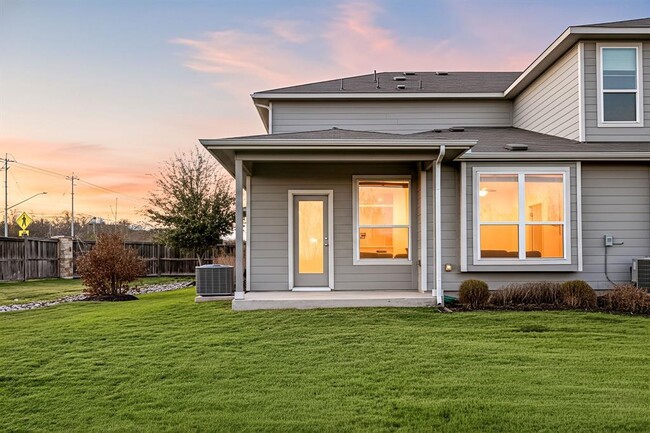 Building Photo - 1501 Roseburg Dr