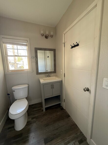 Building Photo - 2000 6th St