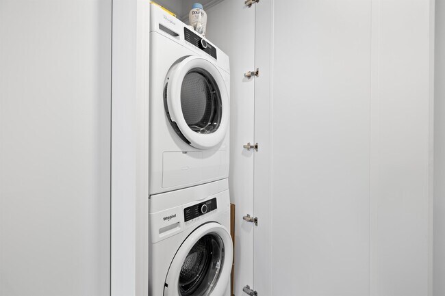 Building Photo - 987 Queen St