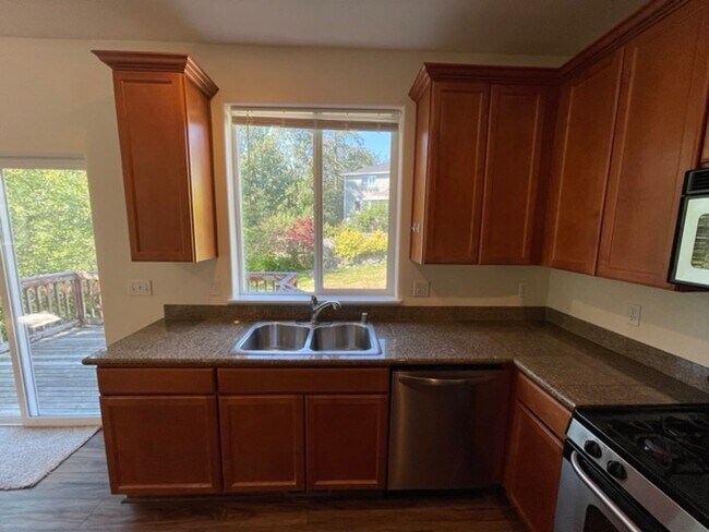 Building Photo - Extremely Spacious 5BD/3BTH Home For Lease...