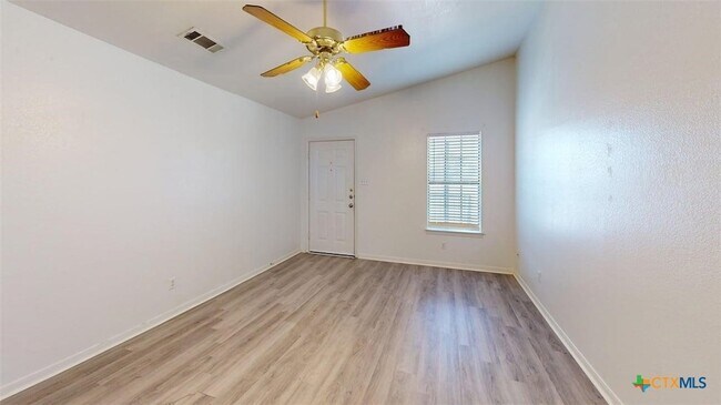 Building Photo - 204 W Truman Ave