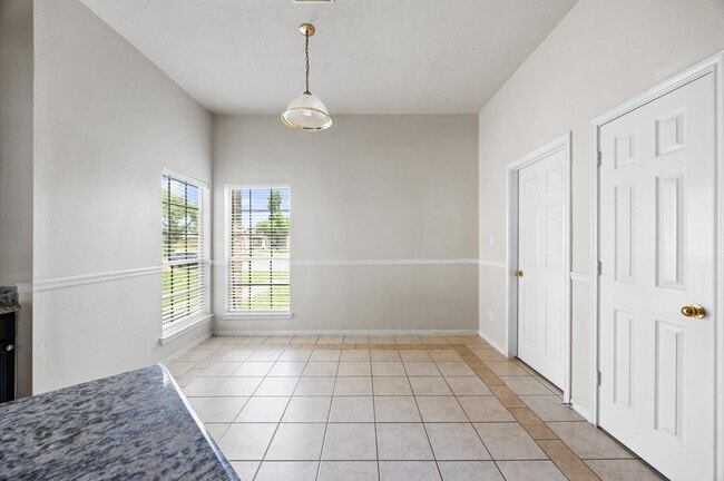 Building Photo - 19739 Mountain Dale Dr