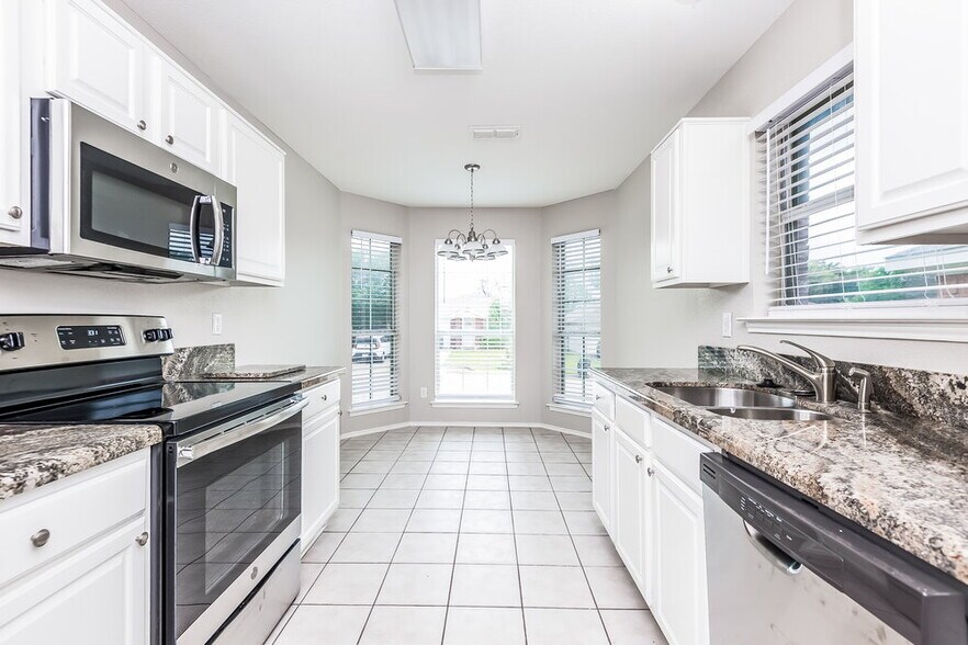 Building Photo - 2500 Ensenada Ln