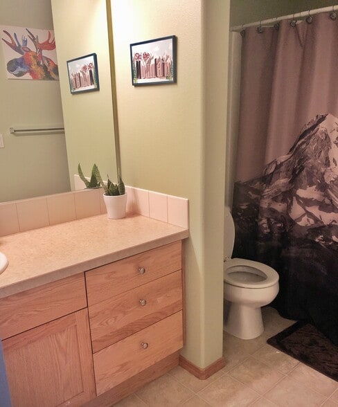 guest bathroom, upstairs - 2915 SW Indian Circle