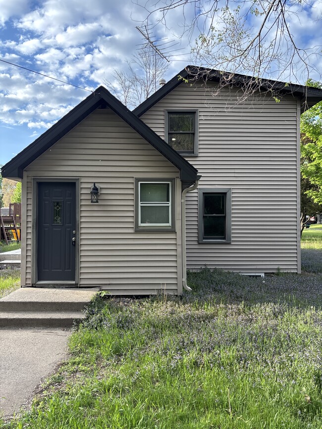 Building Photo - 6909 Lakeview Dr