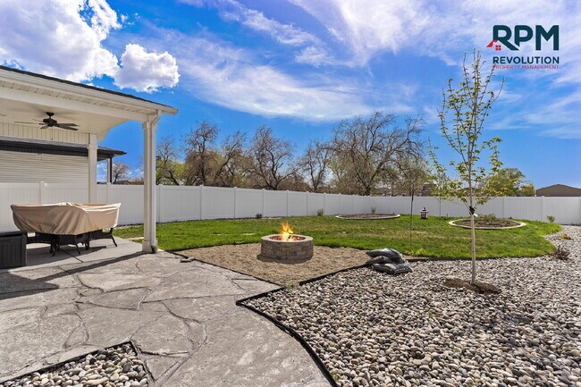 Building Photo - "Charming West Haven Retreat: Spacious 3-B...