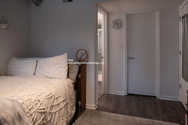 Building Photo - Massive Condo Quality 2 Bed / 2.5 Bath Duplex Down in Wrigleyville!