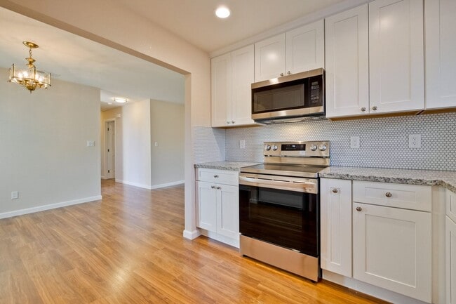 Building Photo - 1425 Sunshadow Ln