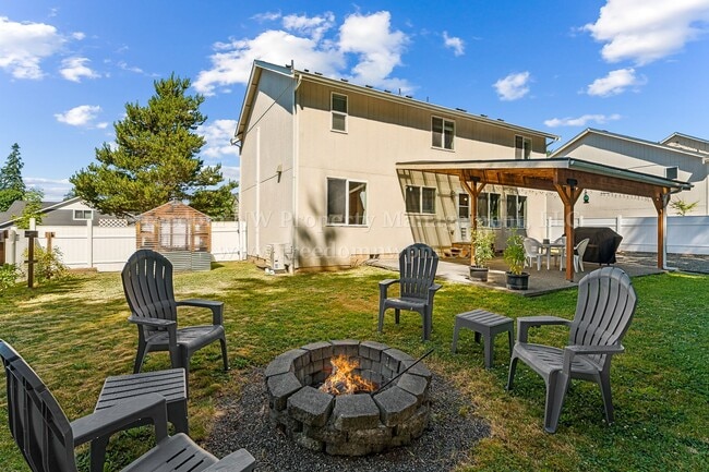 Building Photo - 704 Evergreen Place