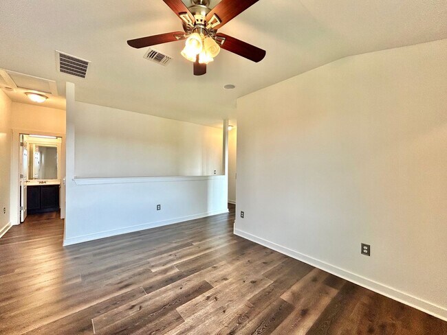 Building Photo - Gorgeous 3 Bed 2.5 Bath Single Family Home