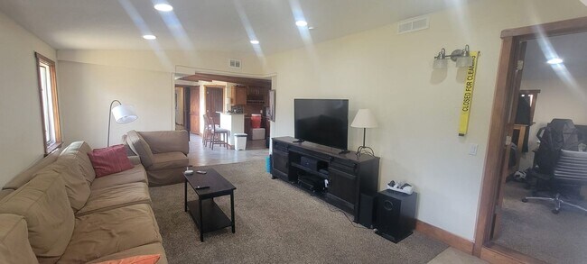 Building Photo - 5BD/3BA Home Near Pearl St, CU, Hiking Park | Avail. August 2026 Pre-Lease