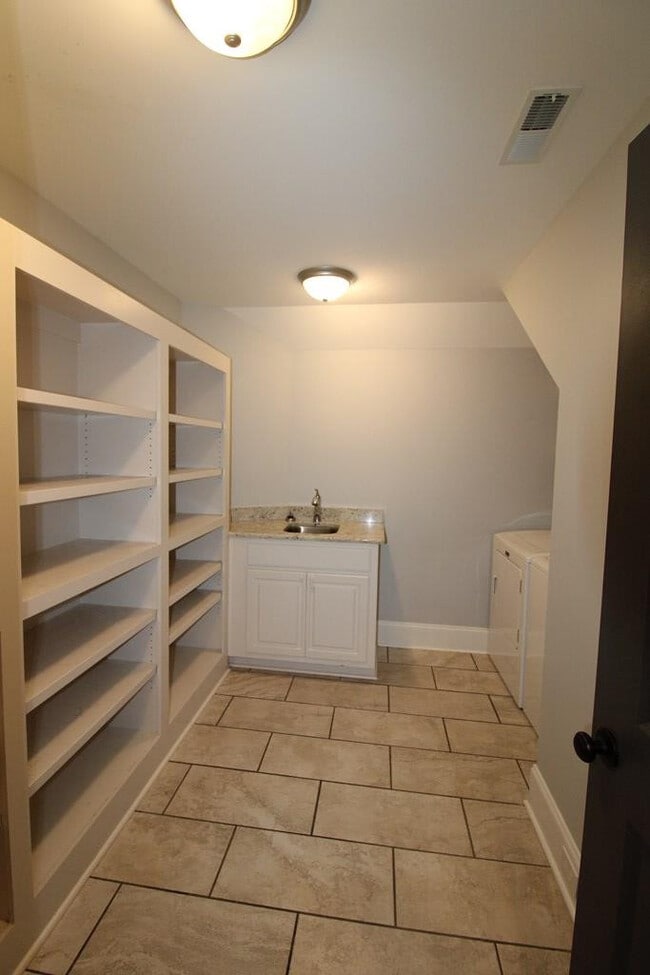 Building Photo - 2930 S Wise Dr